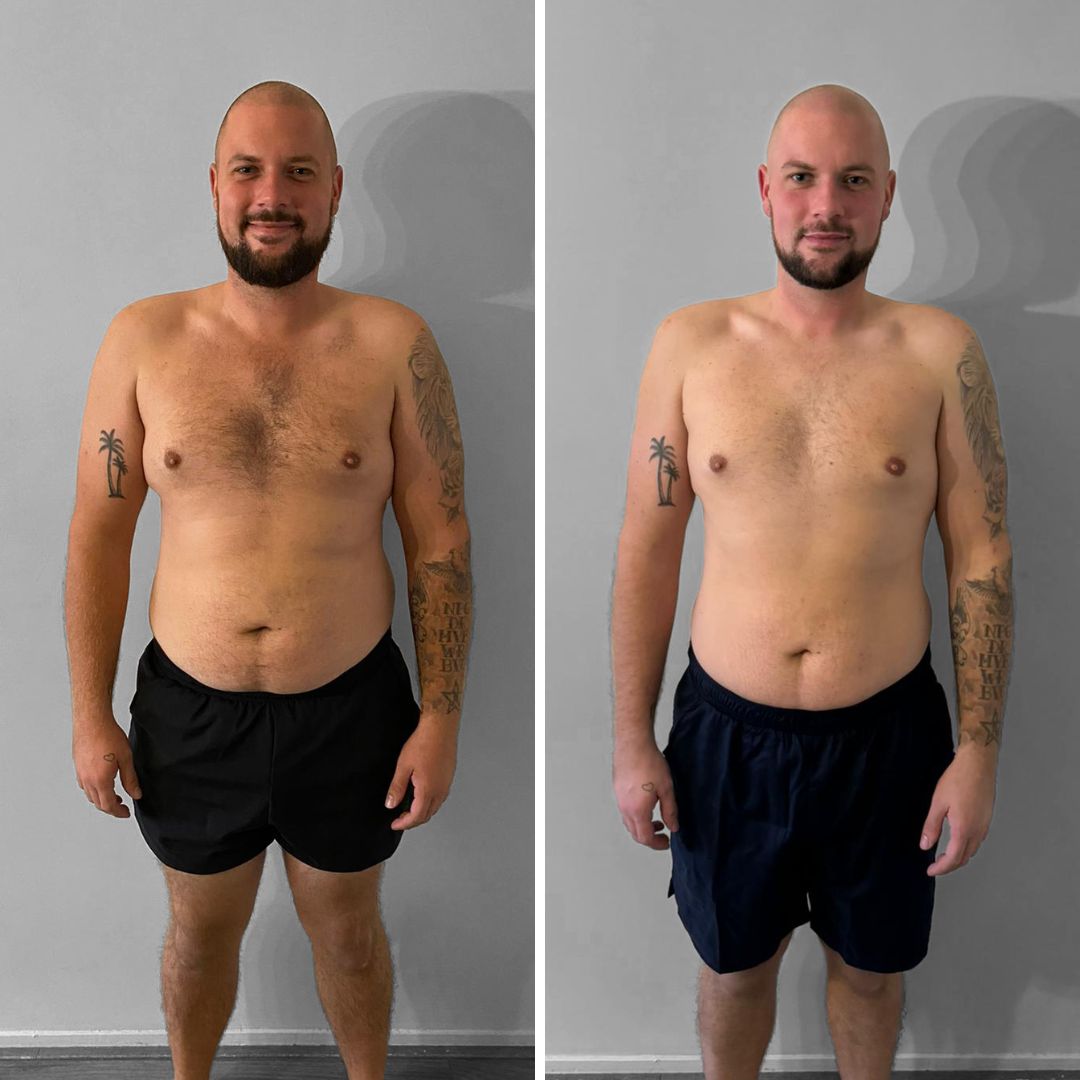 Mann mit Tätowierungen posiert oberkörperfrei vor grauem Hintergrund, mit Vorher- und Nachher-Fotos nebeneinander.